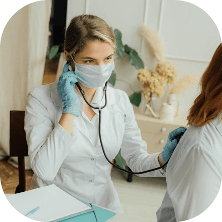 Médica usando máscara medindo os batimentos cardíacos de um paciente